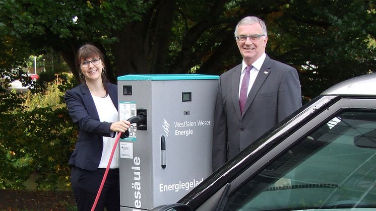 Christiane Rüsel, Kommunalreferentin bei Westfalen Weser, und Bürgermeister Klaus Hülsenbeck testen die E-Ladesäule in Marsberg.