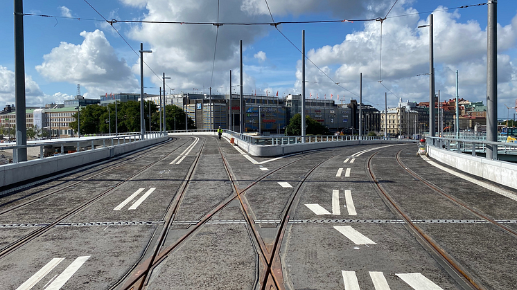 Nu görs de sista förberedelserna inför att Hisingsbron ska öppna för spårtrafik på måndag morgon. Även den västra gång- och cykelbanan förbereds nu för öppning.