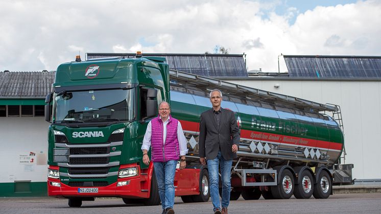 Freuen sich über den Green Truck-Gewinner im Fuhrpark: Heino Bückmann (li.), Speditionsleiter der Spedition Franz Fischer, und Scania Verkäufer Lars Stamkort.
