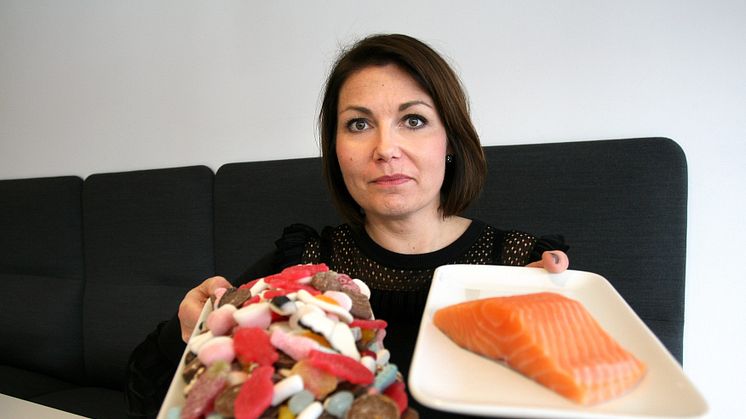 Svenskar äter fem gånger så mycket godis som sjömat under en vecka.