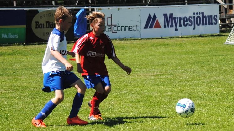 Fotbollarna provspelade man med under en cup.