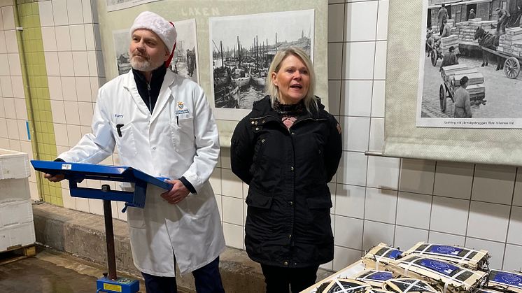 Auktionsförrättare Kerry Hellström och Eva Sjöberg samordnande socialarbetare på Räddningsmissionen