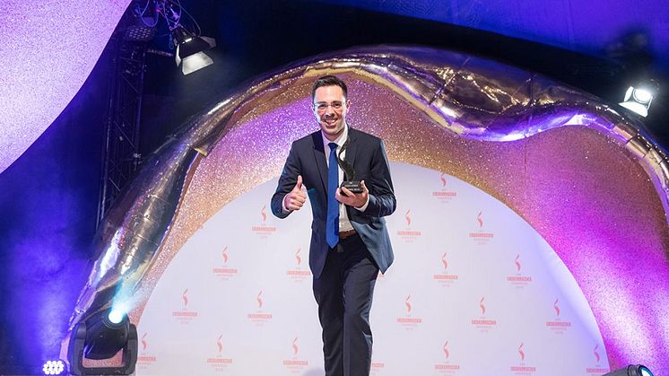 Alexander Hohaus vom Personalmarketing der apoBank nimmt die Auszeichnung entgegen. Foto: Laurin Schmid/ Quadriga