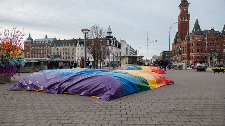 Hamntorget och färgglada kuddar