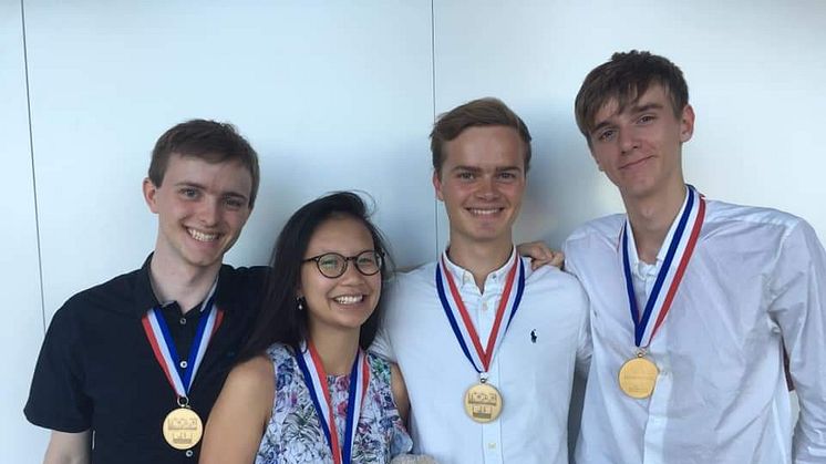 Thomas Bro Falkenberg (til højre) vandt en guldmedalje til Kemi-OL, mens Kasper K. Jakobsen (2. fra højre) fik bronze. De er begge elever på H.C. Ørsted Gymnasiet.