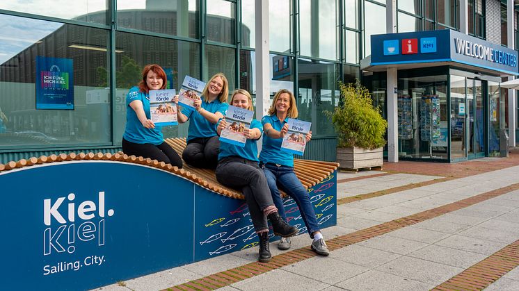 Das Urlaubsmagazin kann kostenlos im Welcome Center Kieler Förde am Stresemannplatz, in der Tourist-Information Heikendorf und in über 200 Auslagestellen in ganz Schleswig-Holstein mitgenommen werden.