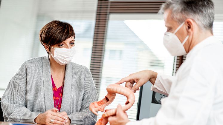 In Deutschland führen die niedergelassenen Magen-Darm-Ärzte die Vorsorge-Darmspiegelungen durch. Kontrollierte Qualitäts- und Hygienestandards sorgen dafür, dass die Untersuchung sorgfältig und auch unter Corona-Bedingungen sicher erfolgt.