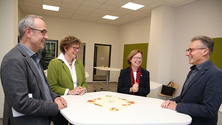 Freude über die neue Hochschul-Etage (von links): EHD-Präsident Prof. Dr. Willehad Lanwer, Bischöfin Dr. Beate Hofmann (EKKW), Stellvertretende Kirchenpräsidentin Ulrike Scherf (EKHN) und Hephata-Vorstandssprecher Maik Dietrich-Gibhardt.