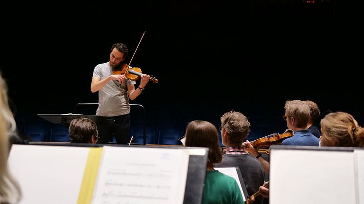 Mohamed Sharara, violinist i Norrköpings Symfoniorkester, bryter ny mark inom den klassiska musiken. Foto: Caroline Kvick.