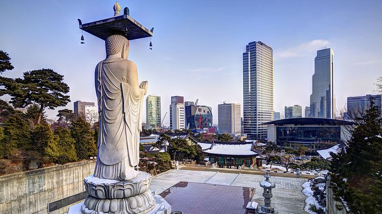 Blick vom Bongeunsa Tempel auf die Skyline von Downtown Seoul.