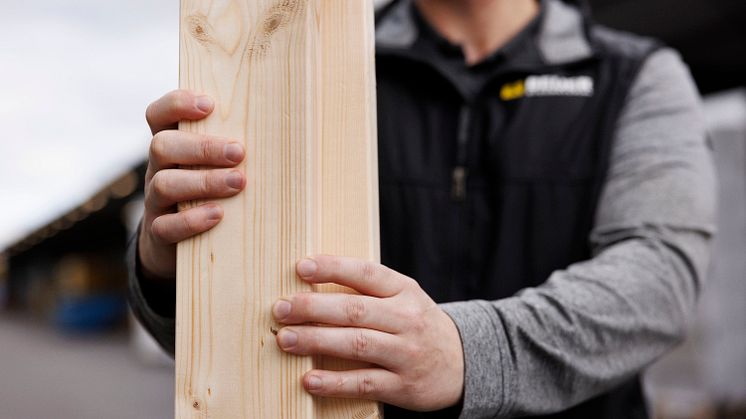 Besökare på Östervik kretsloppscentral uppmanas att lämna återbrukbart material i trä som brädor, reglar och skivmaterial