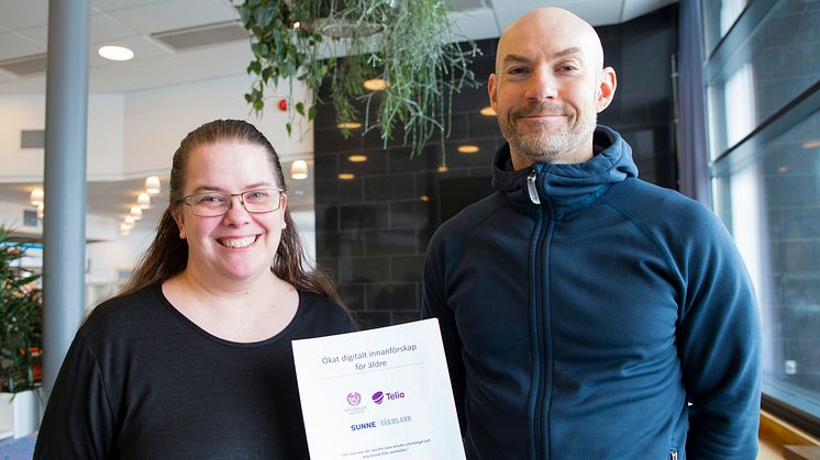 Studien från Eva Söderström och Jesper Holgersson vid Högskolan i Skövde visar att det digitala utanförskapet bland äldre kan brytas. Foto: Högskolan i Skövde.