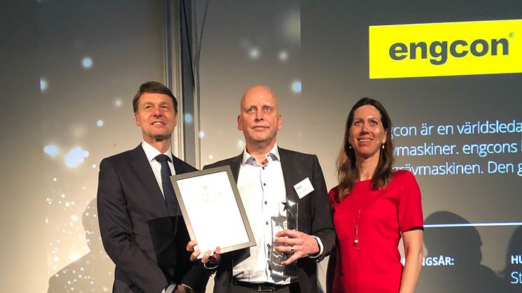 Krister Blomgren, vd på Engcon Group, tar emot priset priset av Deloittes VD Jan Berntsson och Maria Groschopp Dellwik, business development på Nasdaq Nordics