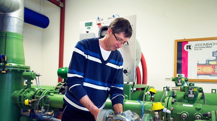 Anders Malmgren, kalibreringstekniker på ONE Nordic, arbetar i gaslabbet - Sveriges enda laboratorium för kalibrering av gasmätare.