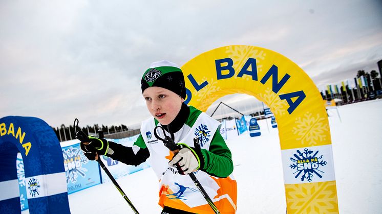 Under "Alla på snö" får barnen bland annat lära sig att glida, stanna, svänga och hoppa. Bild: "Alla på snö".