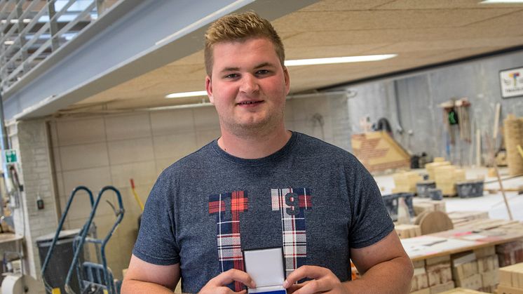 Tobias Salling Bang bestod mureruddannelsen og fik bronzemedalje, selvom en en alvorlig ulykke spændte ben undervejs. Foto: Ulrik Burhøj Jepsen. 