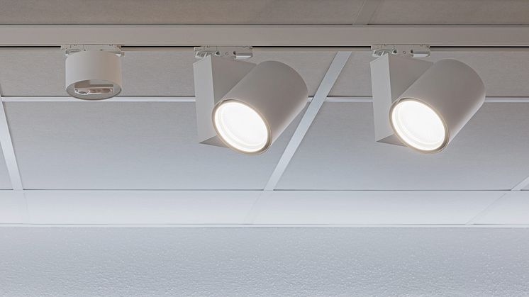 Foto: LTS Licht & Leuchten GmbH. Stromschinenstrahler mit Organic Response Lichtsteuerung. Das smarte System ermöglicht eine dynamische Anpassung der Retail-Beleuchtung und trägt dazu bei, den Energieverbrauch um bis zu 70%  zu reduzieren.