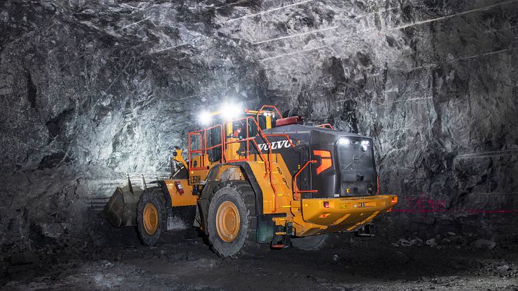 Varje natt lastas det ut 10 000 ton berg i tunnelbygget mellan Vällingby och Spånga.