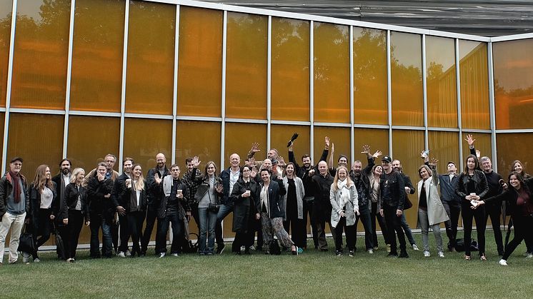 W+E poserar framför McCormick Tribune Campus Center av Rem Koolhaas