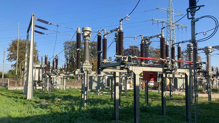 LEW Verteilnetz (LVN) hat das Umspannwerk in Lauingen auf den neuesten Stand der Technik gebracht. Das Bild zeigt den Leitungsabgang der 110-kV Schaltanlage.