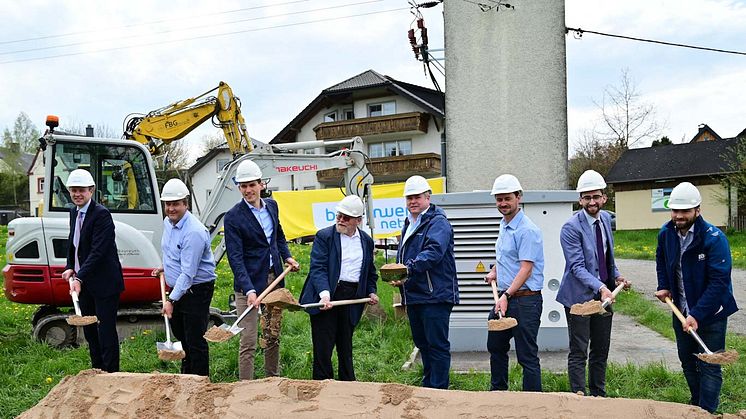 Spatenstich zum Ausbau des Stromnetzes um Weißdorf am 5. Mai mit Vertretern der Kommunal- und Landespolitik, des Bayernwerks sowie der Fränkischen Baugesellschaft.