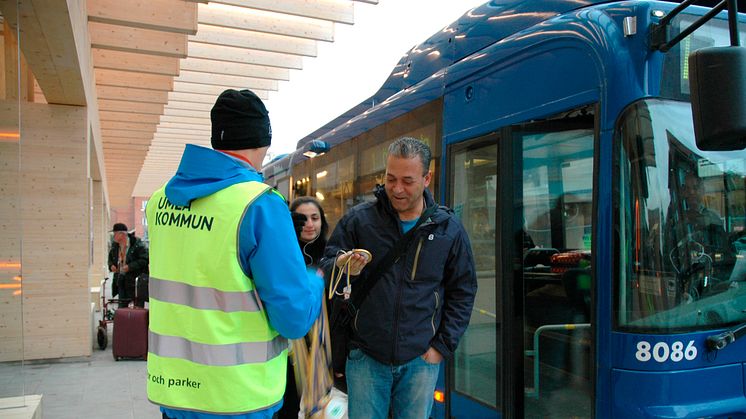 När bussarna kom tillbaka till Vasaplan på måndagen passade Umeå kommun på att visa uppskattning för Umeåbornas hållbara resvanor.