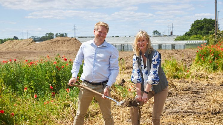 Anna och Daniel Bertland var med under första spadtaget för Classicum Växthus nya utställning och utflyktsmål i Kabbarp, i Staffanstorps kommun.