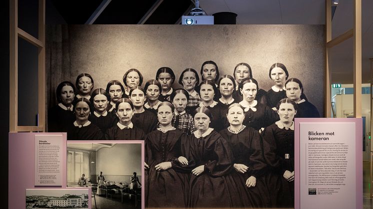Bild ur utställningen Inzoomat. Fotografierna visar bland annat en klass barnmorskeelever från 1865 och kommer från GSM:s arkiv och Riksarkivet i Göteborg.
