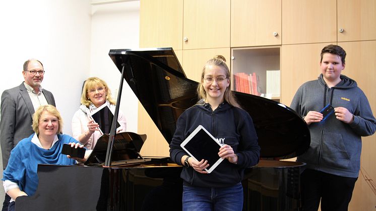 Musikunterricht in Bad Oeynhausen wird smarter (v. l.): Frank Wohlgemuth, Kommunalreferent WWN, Beate von Rüdiger, Musikschulleiterin, Bärbel Hennigs, Förderkreis, Maxine Schmidt und Mika Tom Flaig, Musikschüler*in