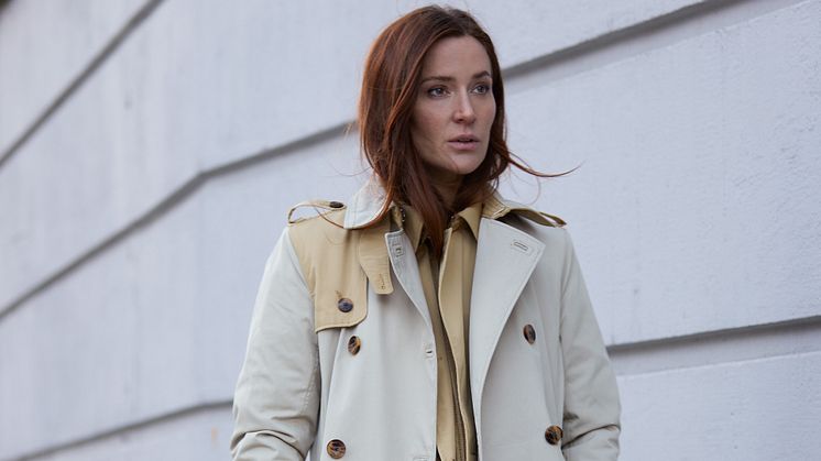 – Styling your trench coat with layers allows you to extend the season of your jacket, says Emma Elwin as she interprets the SS23 trench coat collection of Didriksons.