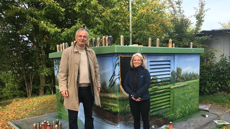 Bürgermeister Karl-Heinz Rohloff und Anne Nielsen, Kommunalbetreuerin von SH Netz, an der farblich neu gestalteten Ortsnetzstation am Fredenseck in der Hauptstraße. Foto: SH Netz