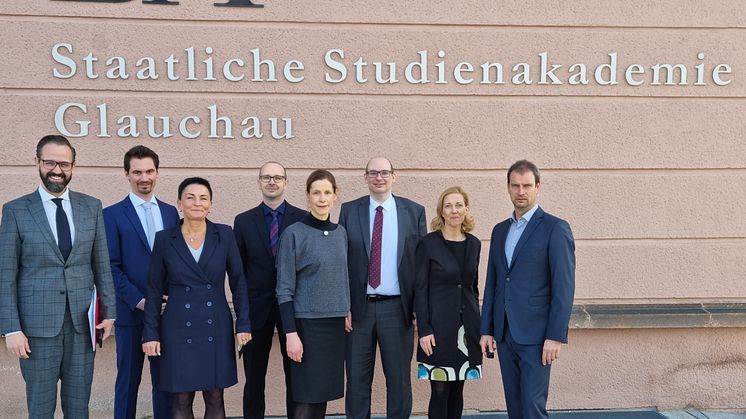 von links: Staatsminister Sebastian Gemkow, Herr Scheffler, Frau Prof. Deckow, Herr Schönherr, Frau Prof. Nickel, Herr Prof. Fröhlich, Frau Prof. Pflug, Herr Prof. Olschewski