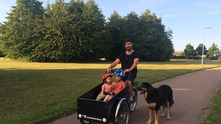 Familjen Eek-Wrobel i Laröd, som består av två vuxna och två små barn samt en hund, tycker att det fungerar väldigt bra med lastcykel i stället för bil i vardagen. Foto: Jenny Eek