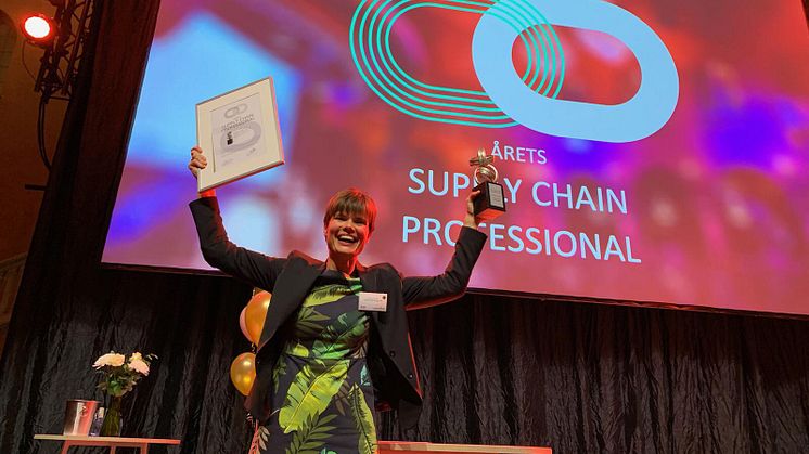 Kristina Fransson tar emot priset som  Årets Supply Chain Professional 2018