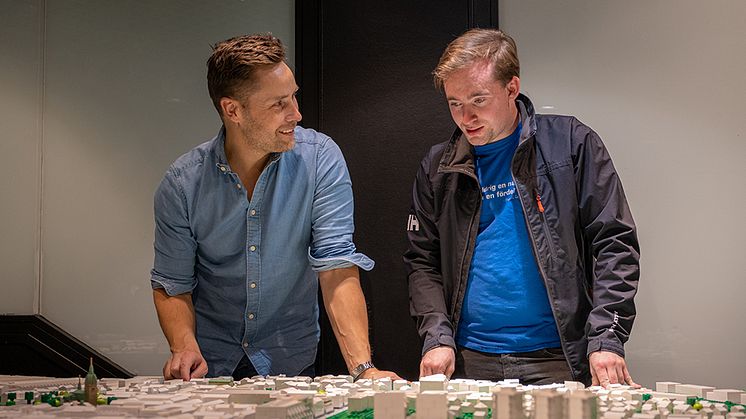 Rickard Stensby och David Gustafsson, vinnarna från Lega Masters Sverige 2020, bygger Skövde i lego. Foto: Viktor Brunö/Next Skövdektor