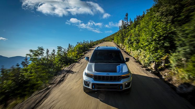 9_All-new 2022 Jeep� Grand Cherokee Trailhawk 4xe
