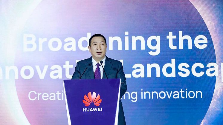 Song Liuping, Chief Legal Officer på Huawei, talar under eventet