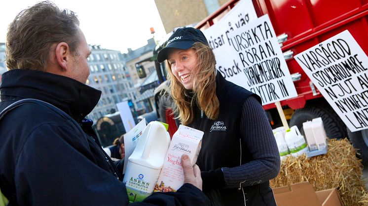 Susanne Johansson delar ut mjöl på Medborgarplatsen i Stockholm