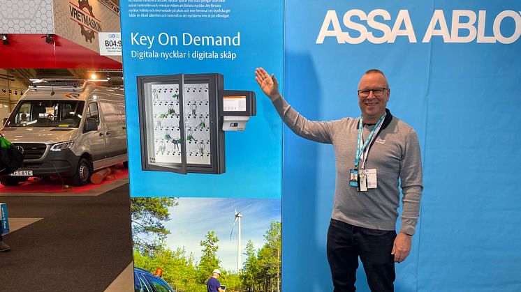 Claes Hammar, teknisk rådgivare, Assa Abloy Opening Solutions, visar hur säkerhetssystemet Key on Demand fungerar.