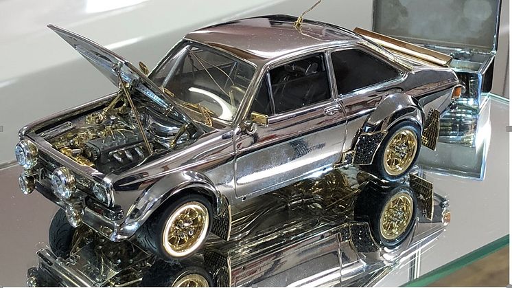 Miniatyrmodellen av klassiska Ford Escort som nu ska auktioneras ut är gjord i skala 1:25 och beklädd med guld, diamanter och silver.