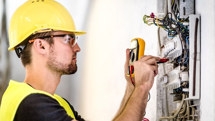 electrician-repairing-circuit-breakers-getty-511990814