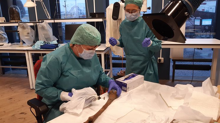 Professor Marie Allen and Conservator Malin Sahlstedt. Photo: Anna Maria Forsberg/Vasamuseet.