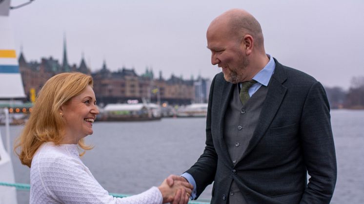 Skärgårdsstiftelsens ordförande Elisabeth Tandh Ringqvist och Skärgårdsregionråd Gustav Hemming (C) är båda nöjda med avtalet. Foto: Robert Steffens