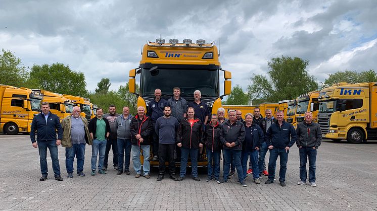 Das Team von TKN freut sich über die neue V8-Power im Fuhrpark: zehn neue Scania S 580.