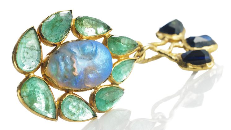 Arje Griegst- Opal-, safir og smaragdvedhæng af 20 kt. guld prydet med udskåret opal i form af ansigt og facetslebne smaragder og safirer