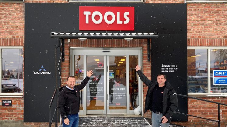 Kjell Gjestvang og Geir Andre Hagen utenfor TOOLS Brumunddal 