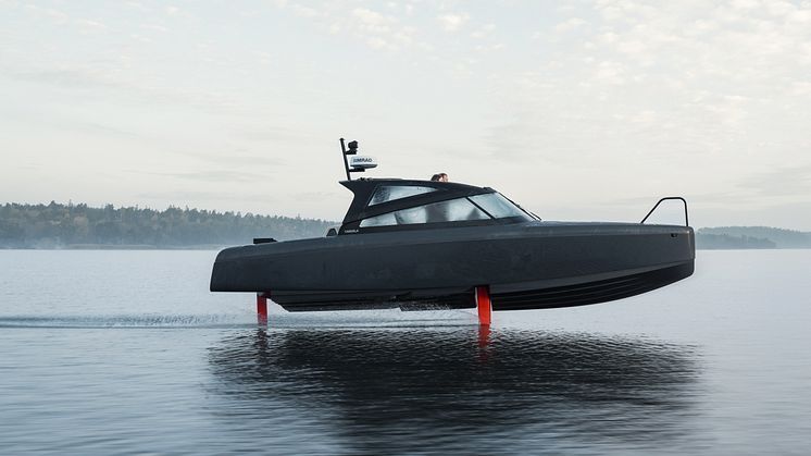 Sverigepremiär för nya flygande elbåten Candela C-8 på eCarExpo