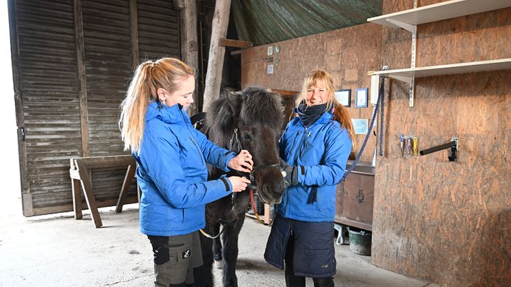 Natalia Holmberg och Maria Lönn på ridföreningen Lunk i kring som belönats med 100 000 kronor av ATG Drömfond. Foto: Cecilia Wallin/ATG