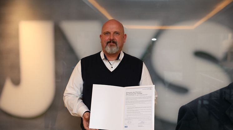 Alois Over, HR Director JYSK Deutschland, mit der Charta der Vielfalt-Urkunde 