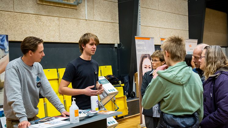 Magnus Johnsen (venstre) og Jeppe Back-Thomsen er begge EUX-elever. Derfor får de både svendebrev og studenterhue, når de er færdige med deres uddannelser. foto // Ulrik Burhøj Jepsen